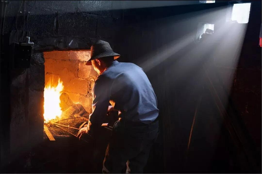 潘兵华：  渐行渐远的铁匠铺