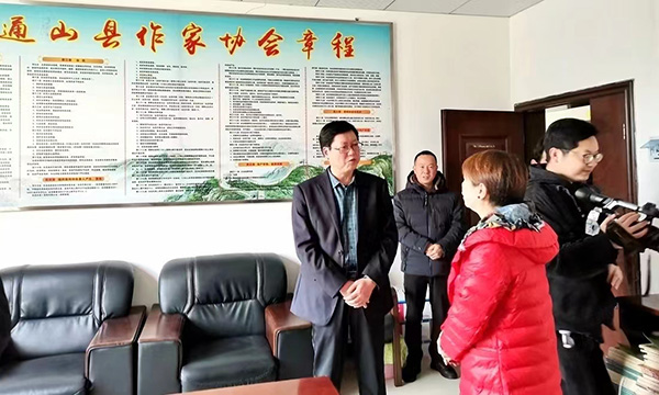孝感市作家协会赴通山开展文学交流采风活动