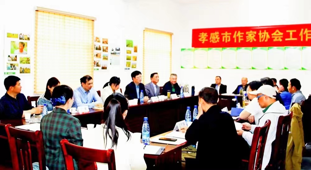 孝感市作协新时代山乡巨变创作研讨暨工作例会在安陆朱桥牡丹园举行