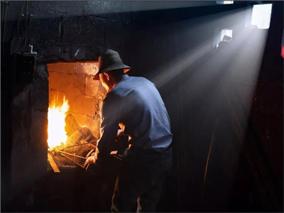 潘兵华：  渐行渐远的铁匠铺