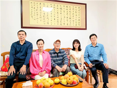 孝感市作协重阳节看望慰问老作家