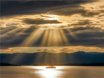 张晓霞：以“光”为核心意象的外显与内化平衡——评袁炳发小小说不同的美学方向与哲学思考