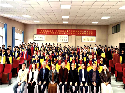 孝感市作家协会出席宏哲学校纪念长征胜利90周年比赛颁奖仪式